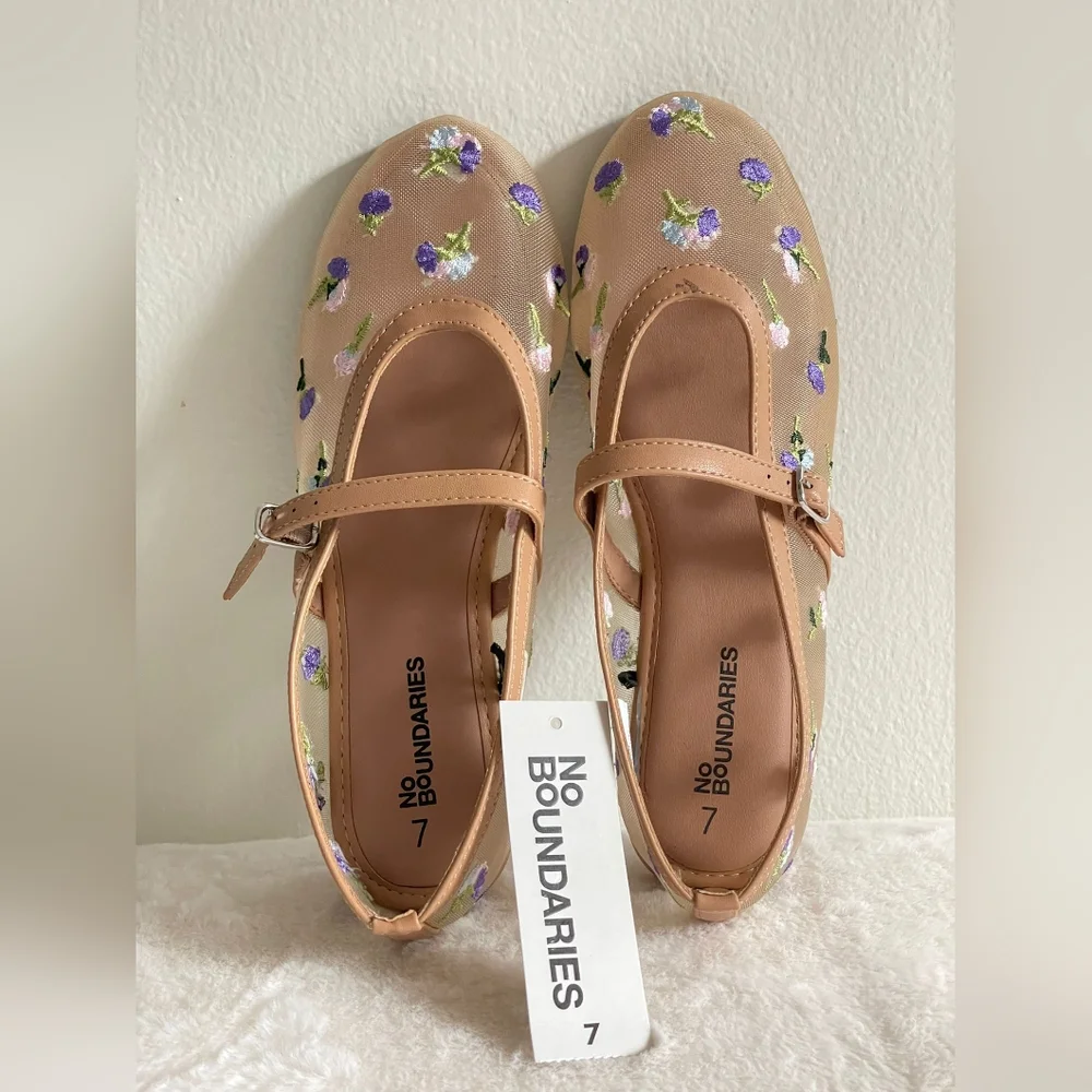 No Boundaries Floral Embroidered Women's Shoes - Tan - Picture 5 of 7